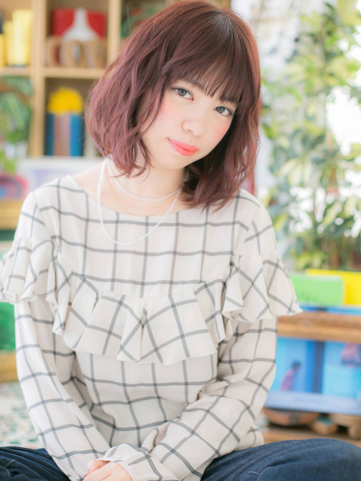 血色カラーのゆるふわボブ