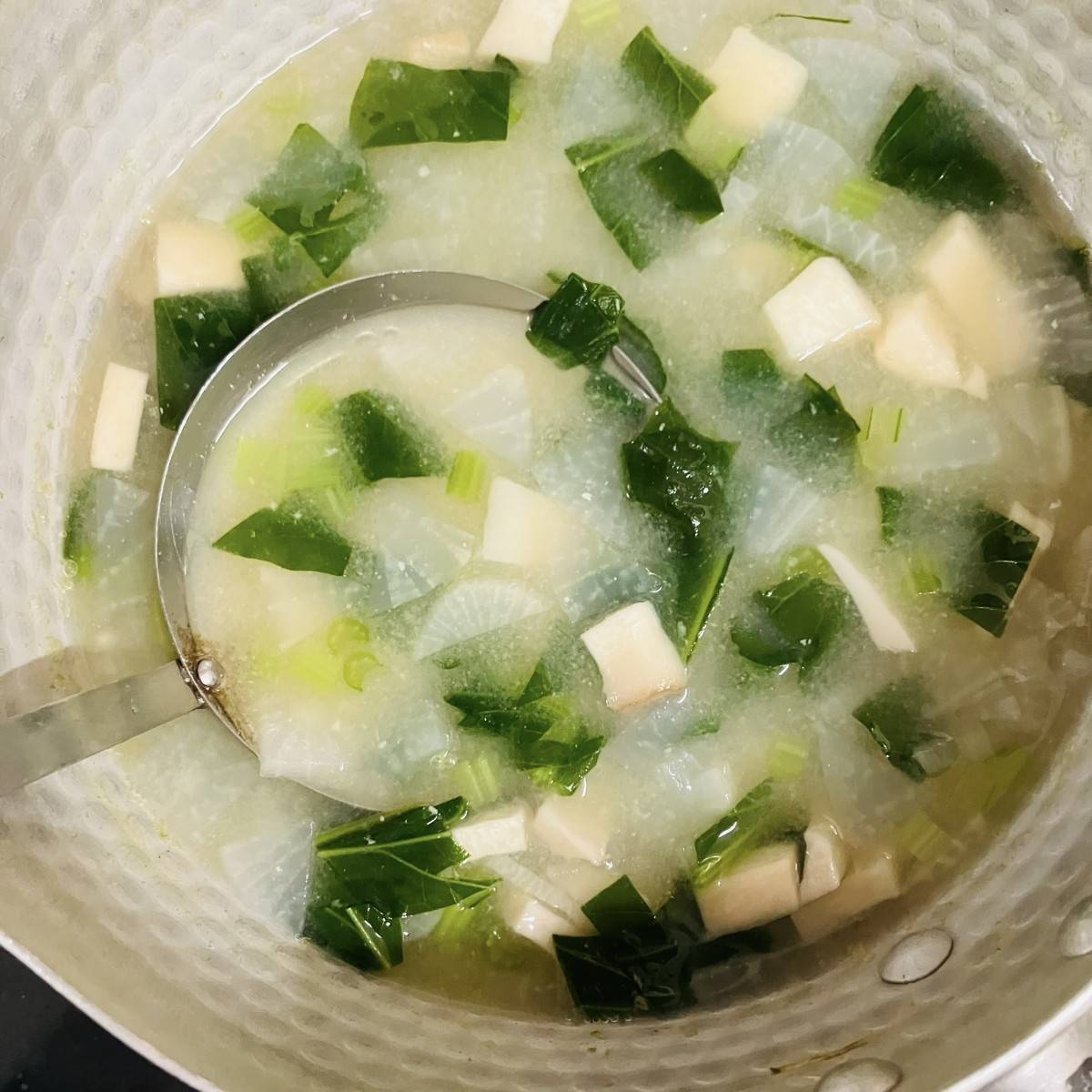 JAグループ公式の「小松菜と大根と椎茸の味噌汁」のレシピ