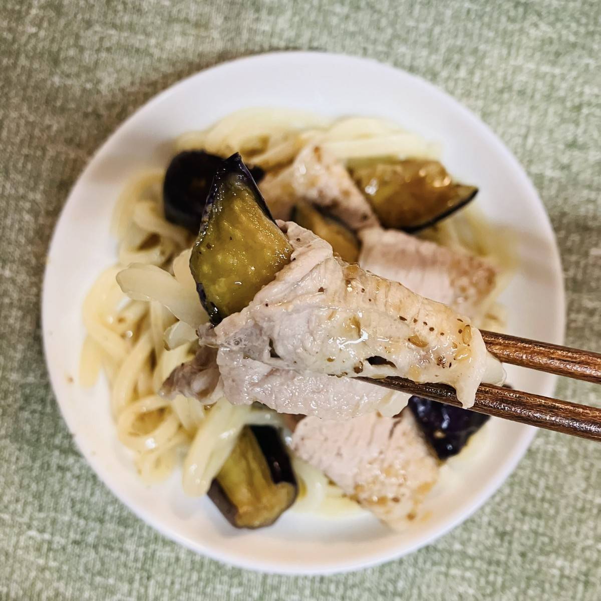 テーブルマーク公式の「豚しゃぶのごまダレサラダうどん」のレシピ
