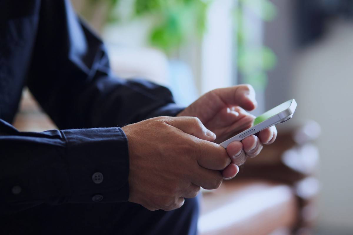 スマホを見る男性