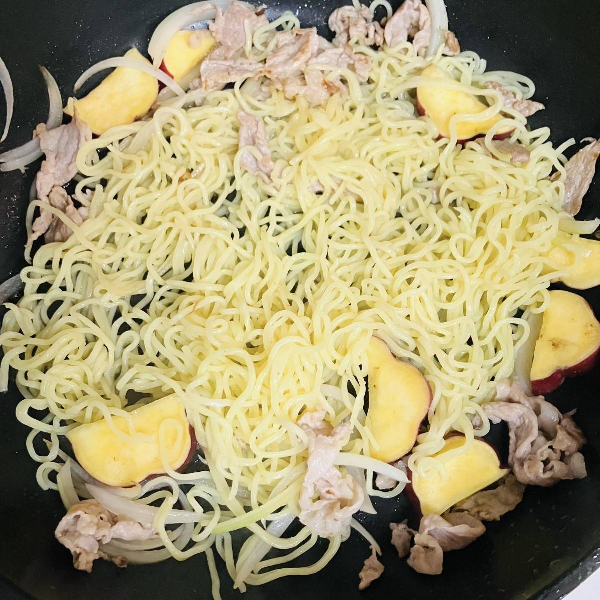 マルちゃん公式の「鶏とさつまいもの黒ごま焼そば」のレシピ