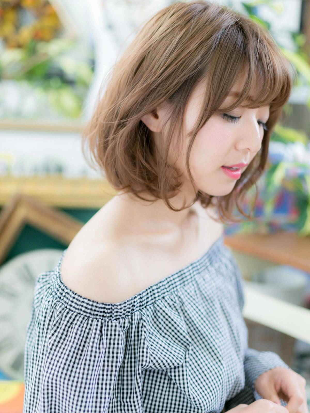 ベージュカラーのゆるふわボブ