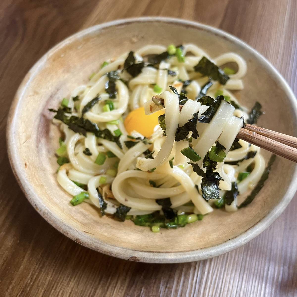テーブルマーク公式の「釜玉風わさびバターうどん」のレシピ