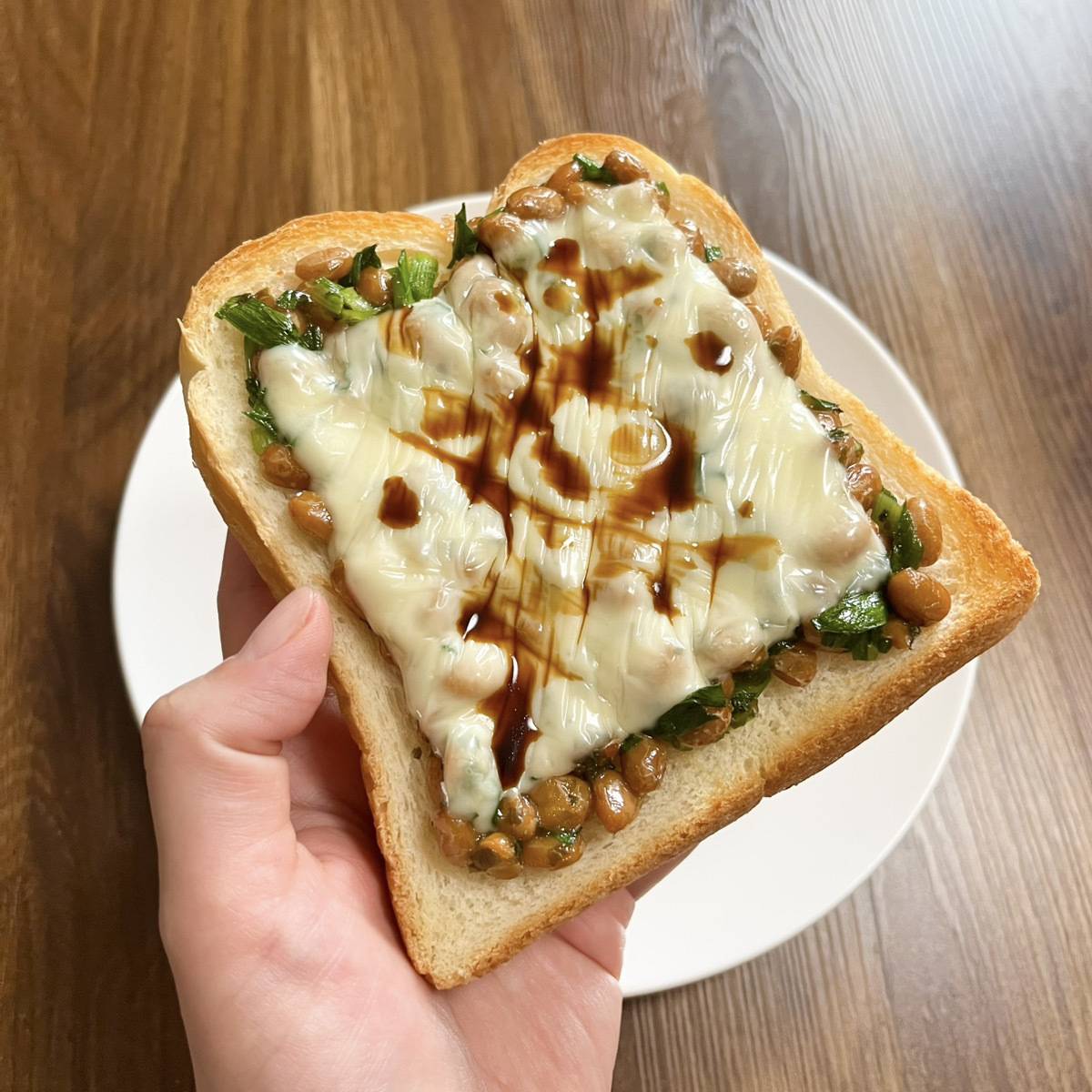 JAグループ公式の「納豆とニラの和風チーズトースト♪」のレシピ