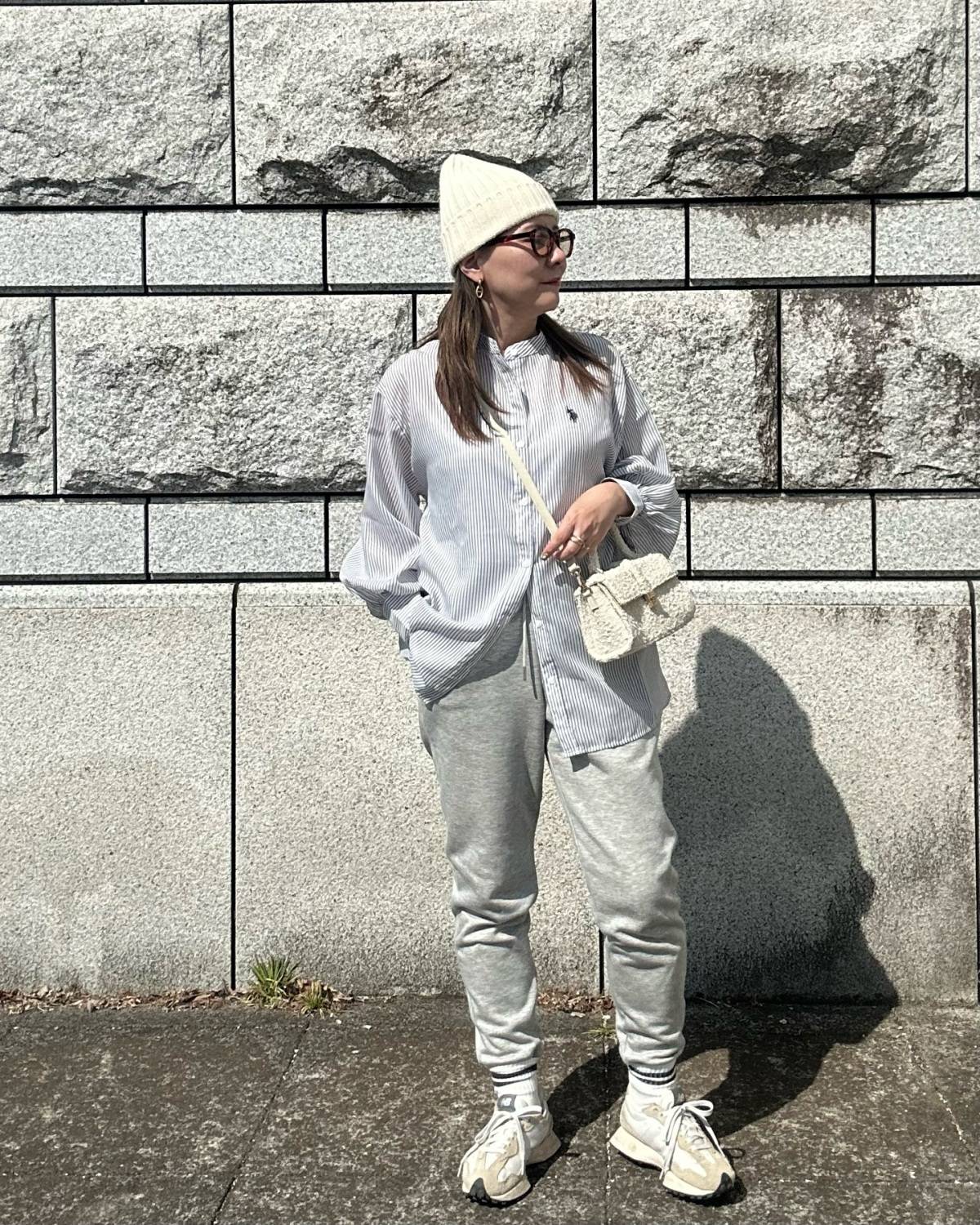 ストライプ柄シャツ×スウェットパンツ