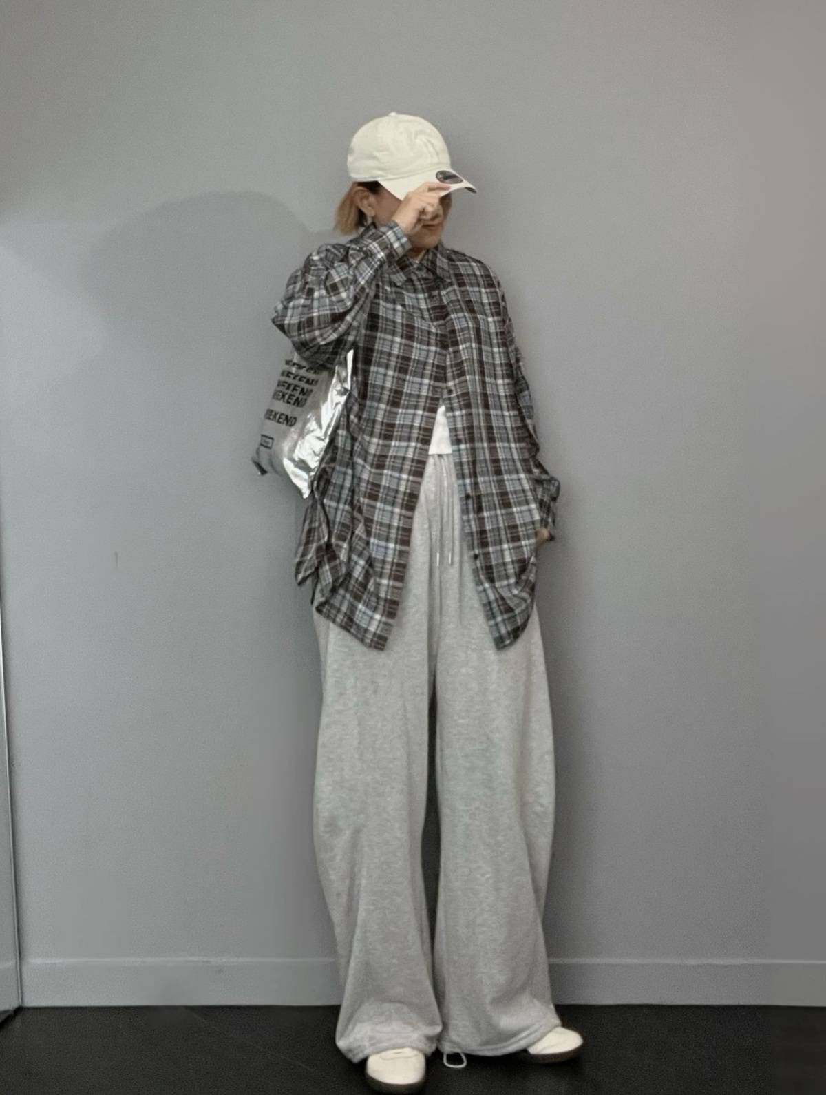 チェック柄シャツ×スウェットパンツ