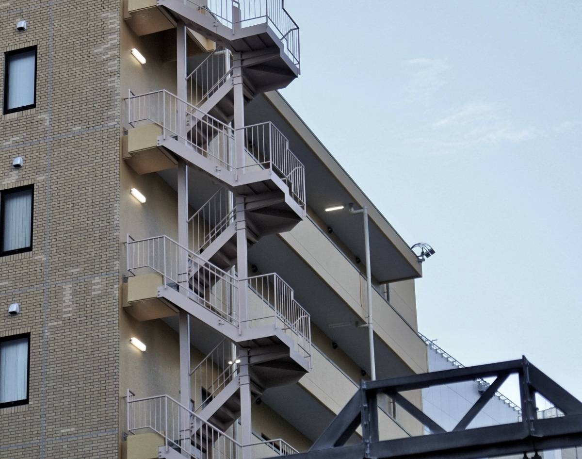 マンションの外側に設置された、複数階に続く非常階段。