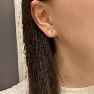 きちんとしたシーンにも。程よくきらめくTSUTSUMI「フラワーモチーフピアス」