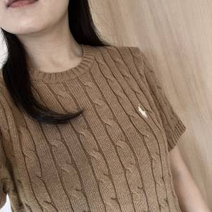 夏から秋に大活躍！ラルフローレンの「半袖ポロニット」