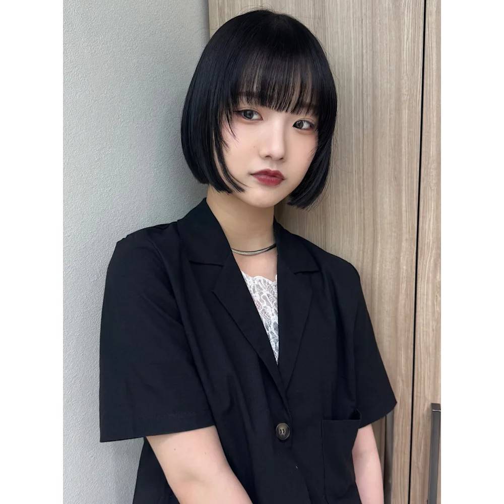 顔まわりレイヤーを入れた黒髪ミニボブ