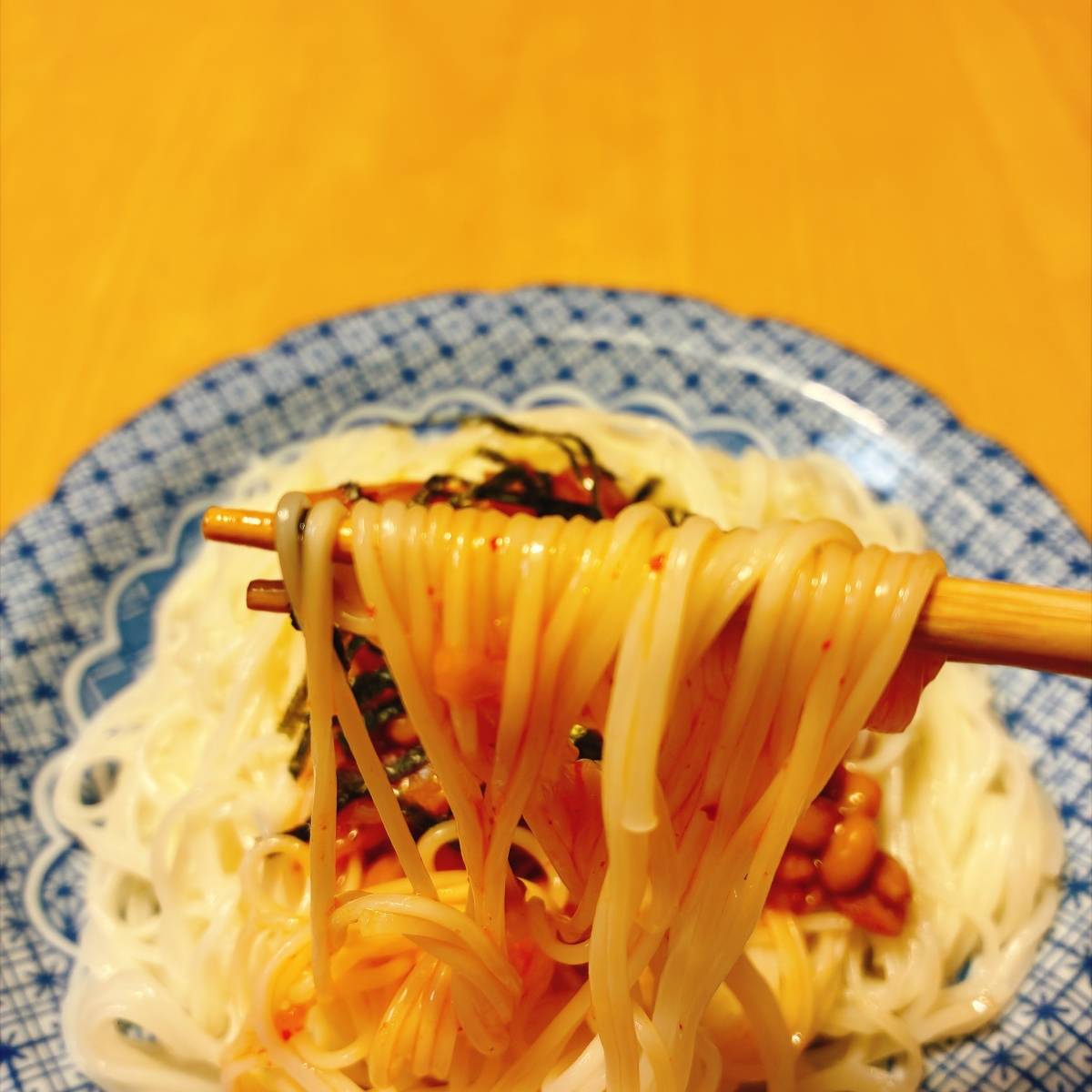 タカノフーズ公式の「赤の納豆万能たれ(ピリ辛納豆そうめん)」のレシピ
