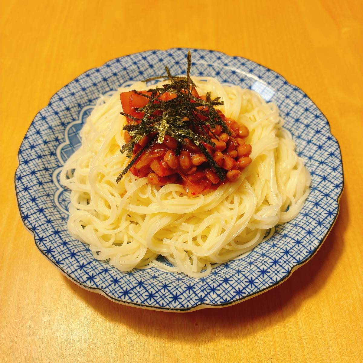 タカノフーズ公式の「赤の納豆万能たれ(ピリ辛納豆そうめん)」のレシピ