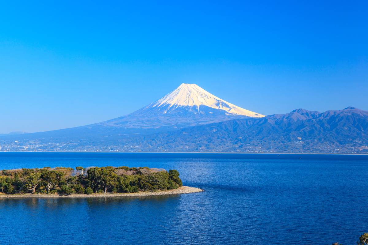 静岡県沼津市の大瀬崎から望む富士山と駿河湾