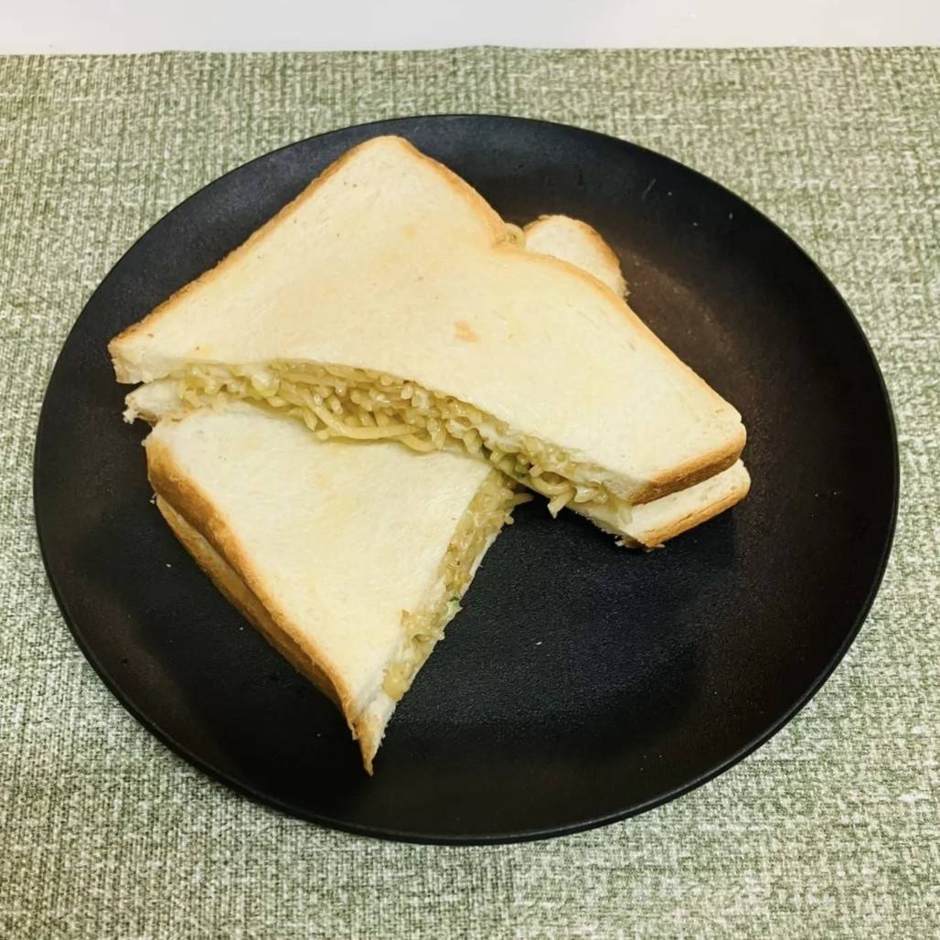 マルちゃん公式の「焼そばホットサンド」のレシピ