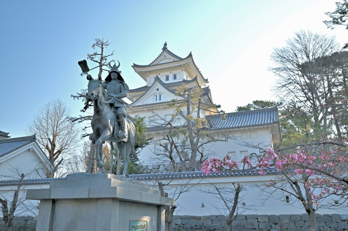 岐阜県の戸田氏鉄像と大垣城天守閣