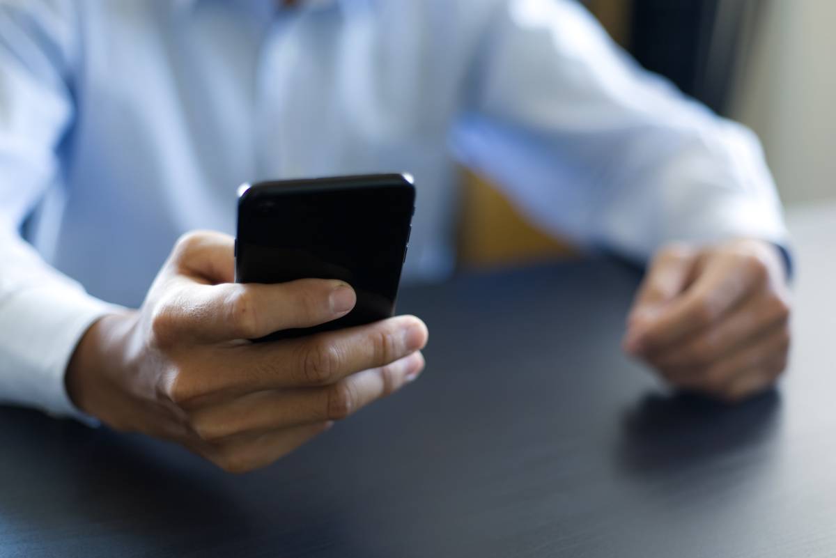 スマホを見る男性の手元