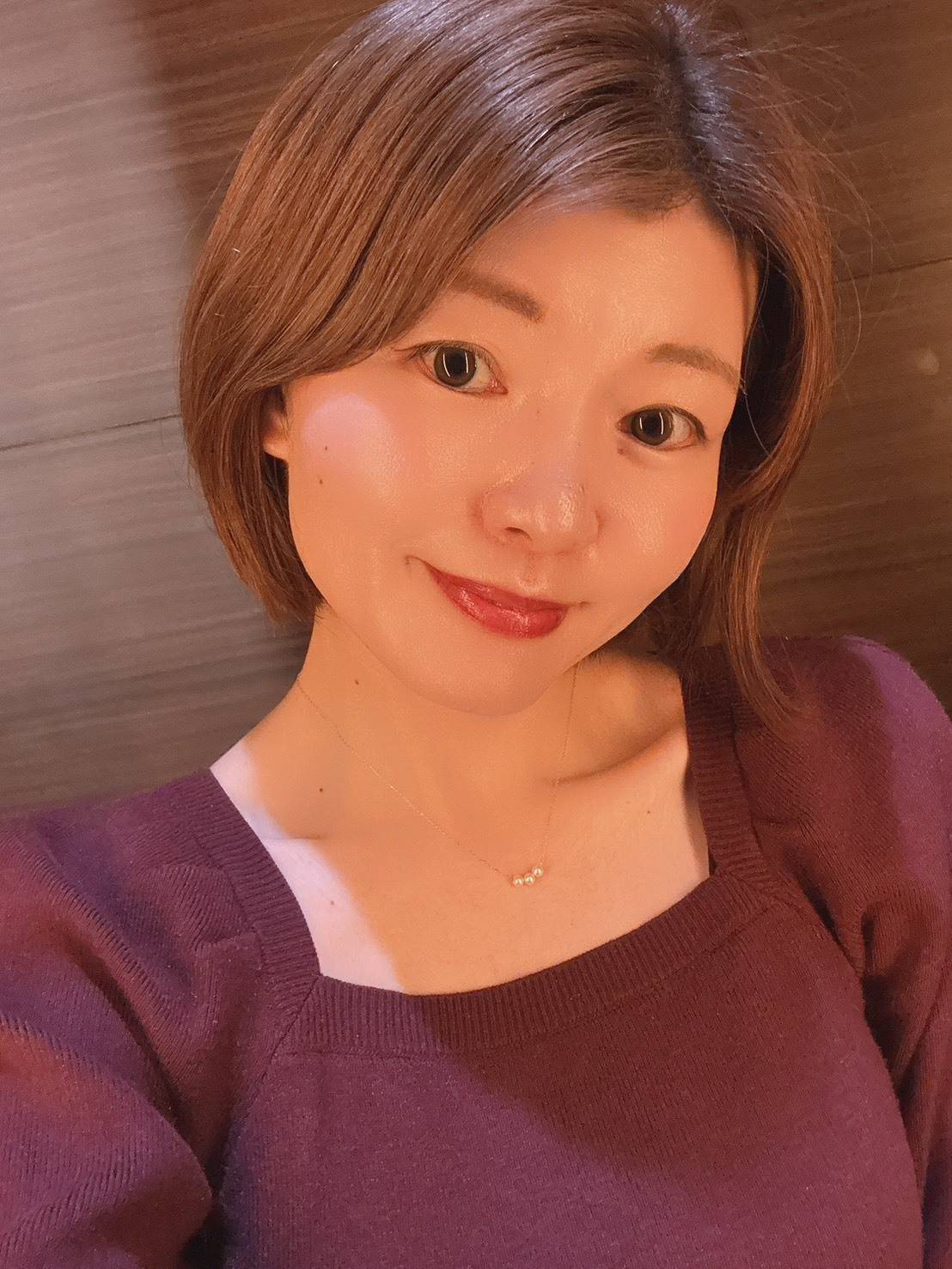 首元にパールネックレスをプラス