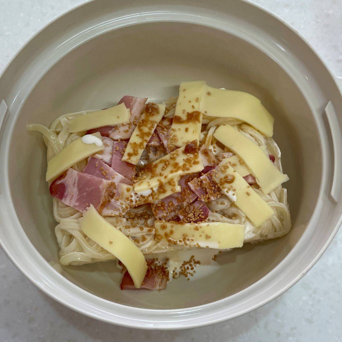 テーブルマーク公式の「レンジで作る！カルボ和えうどん」のレシピ