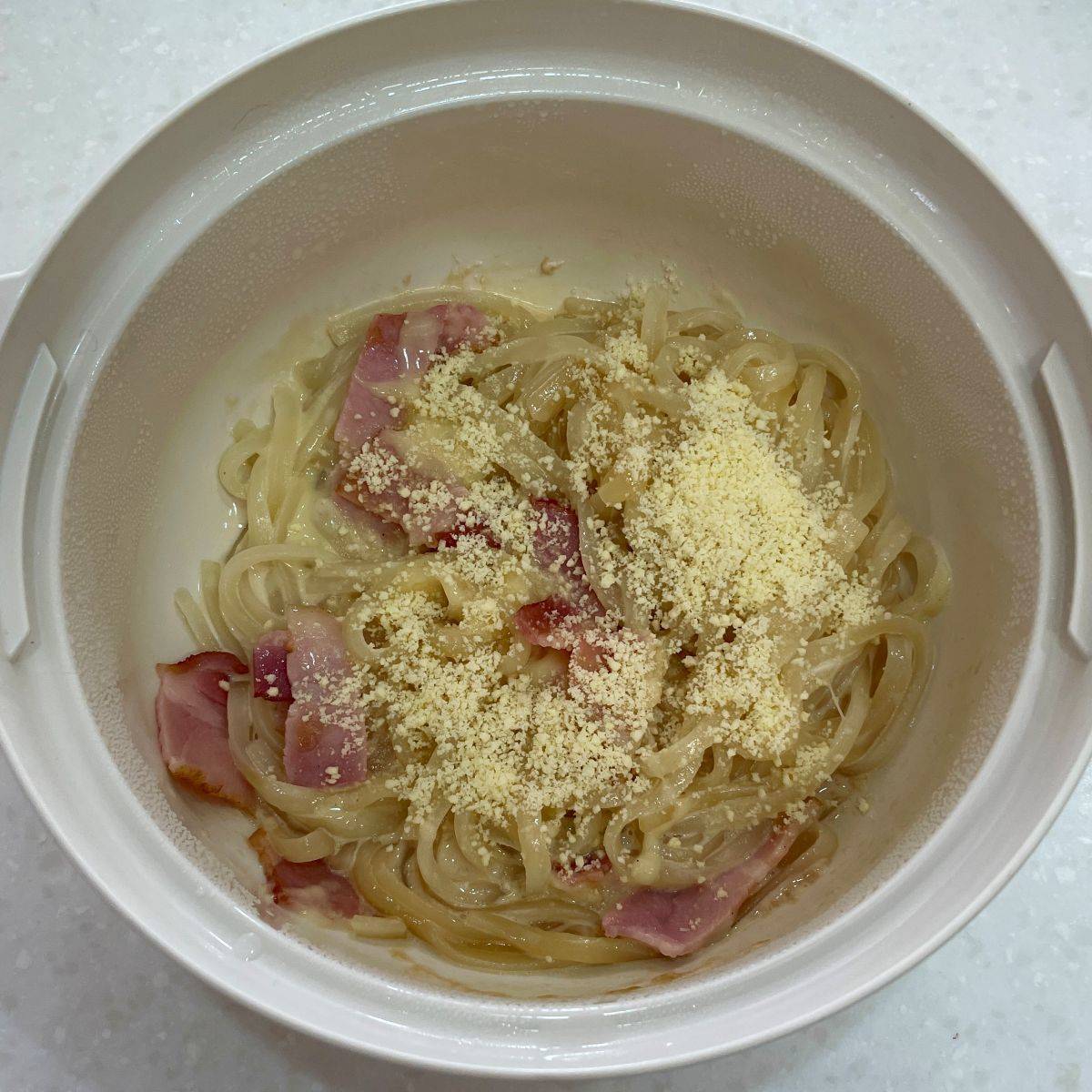 テーブルマーク公式の「レンジで作る！カルボ和えうどん」のレシピ