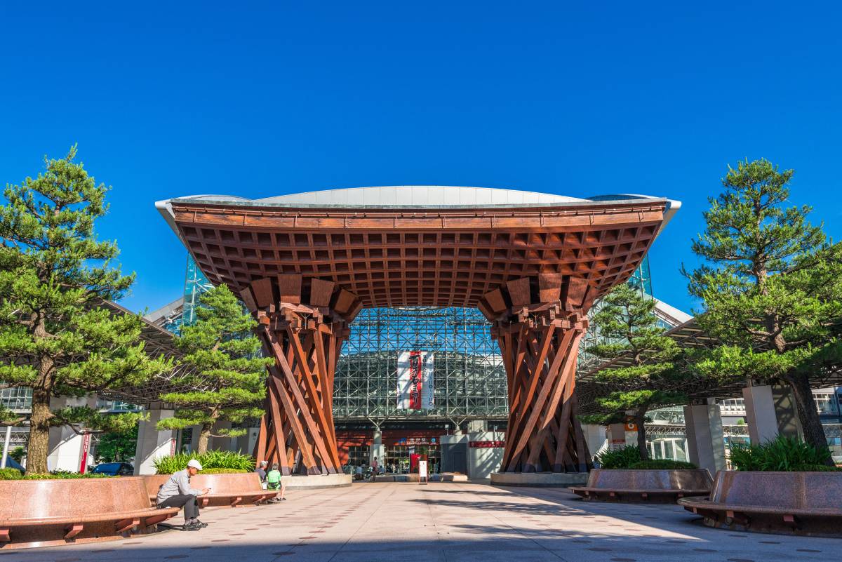 石川県の金沢駅　鼓門