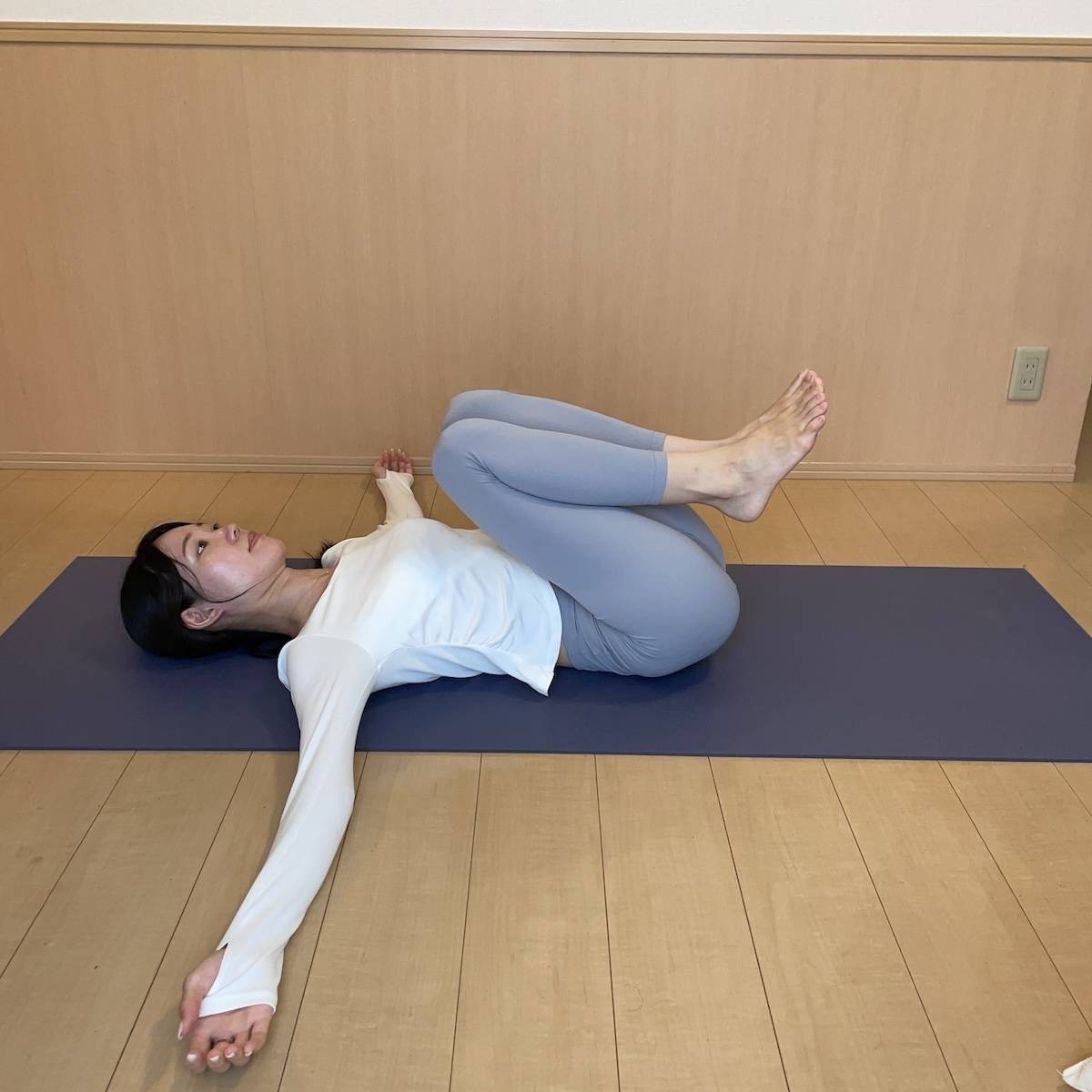 両膝を胸に引き寄せる