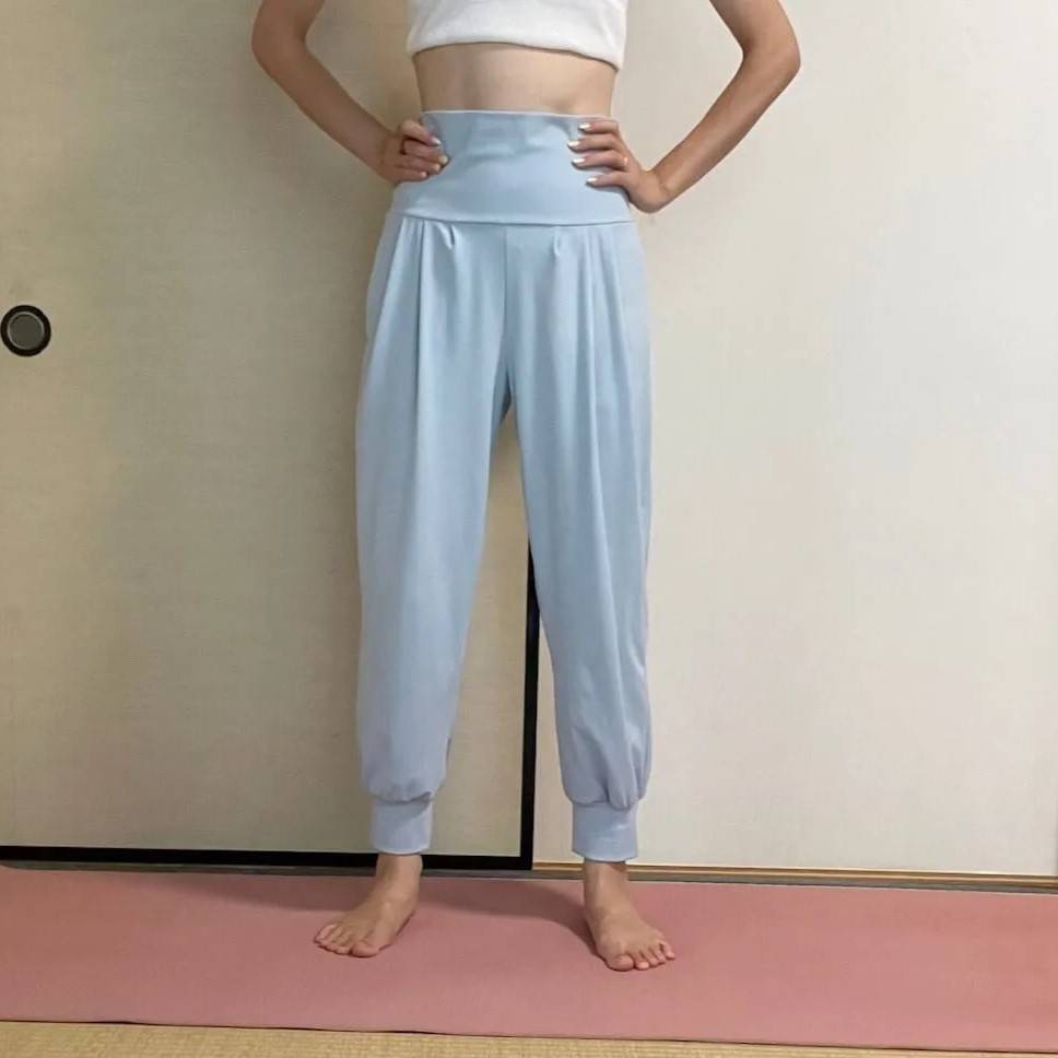 足を肩幅に開く