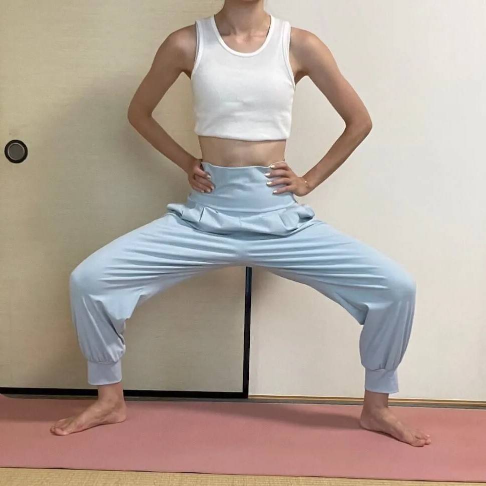 膝を曲げて腰を落とす