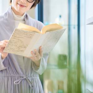  読書する人 