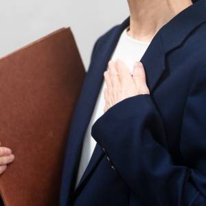  胸に手を置く人 