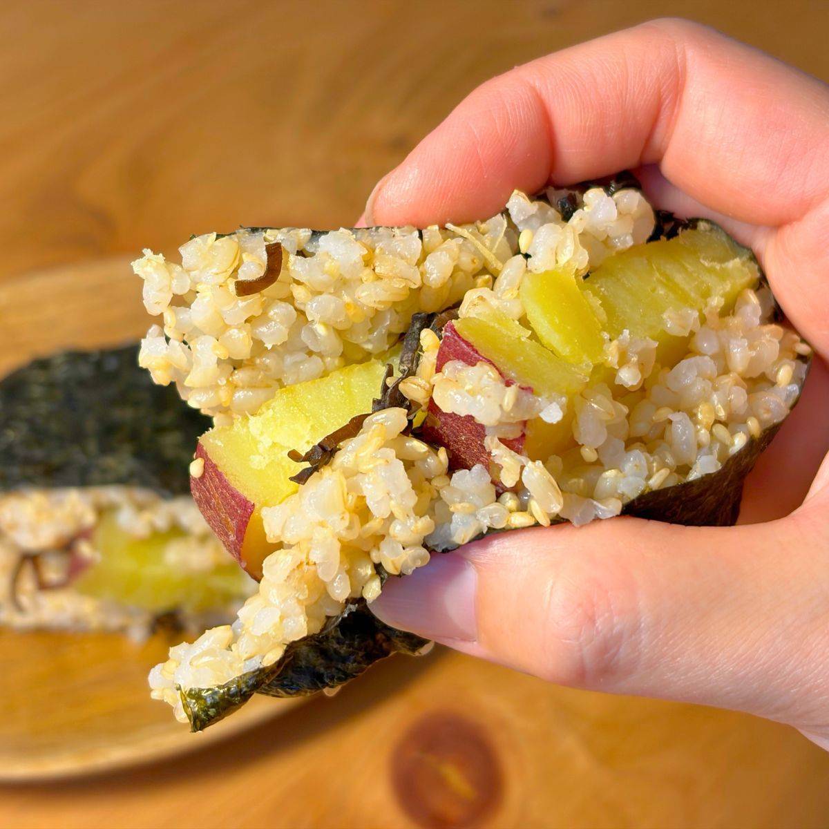 JAグループ公式の「さつまいもと塩昆布の海苔巻きおにぎり」のレシピ