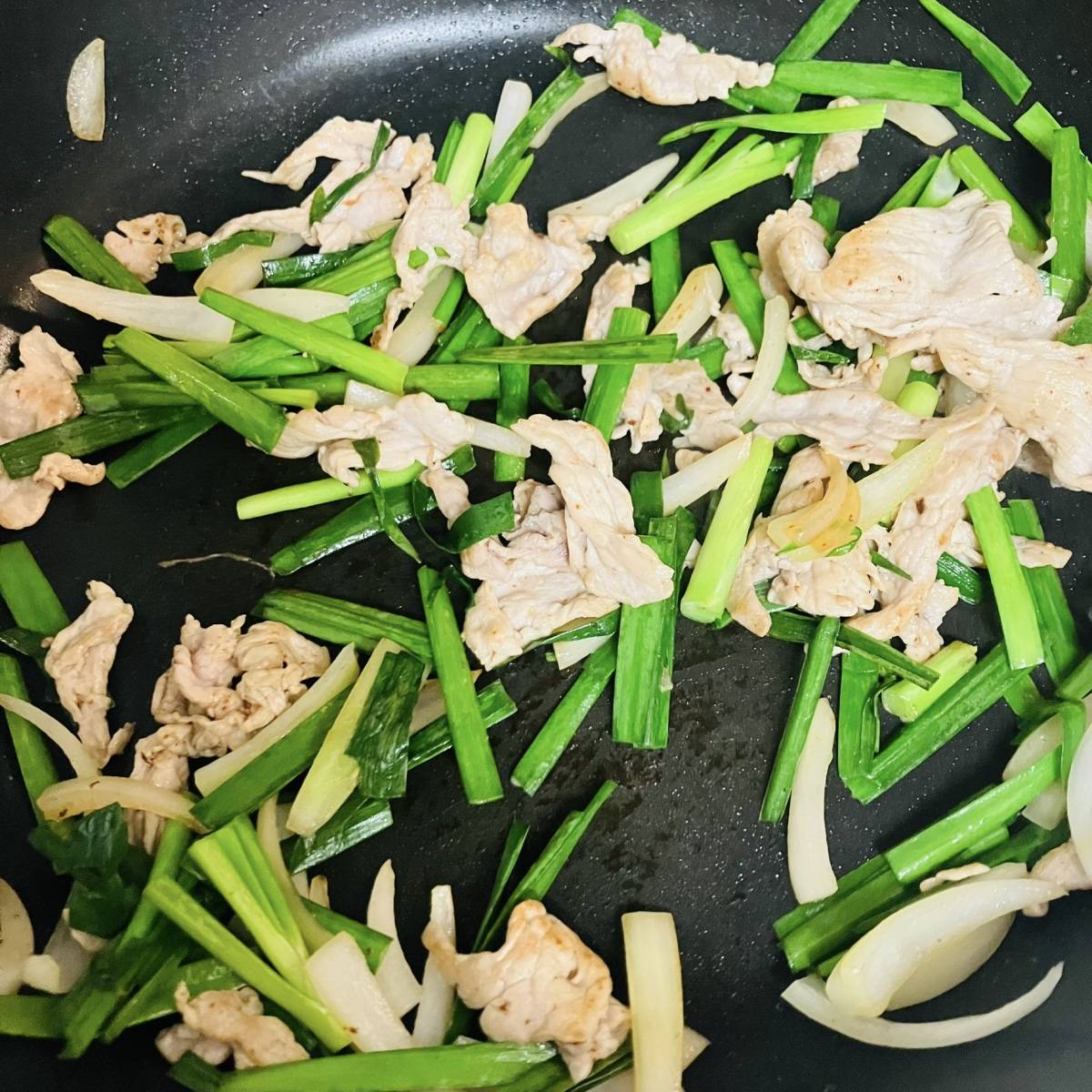 JAグループ公式の「ニラと玉葱、豚肉のソース焼きそば」のレシピ