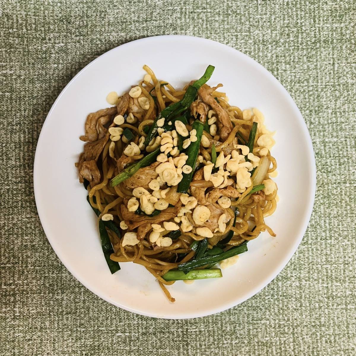 JAグループ公式の「ニラと玉葱、豚肉のソース焼きそば」のレシピ