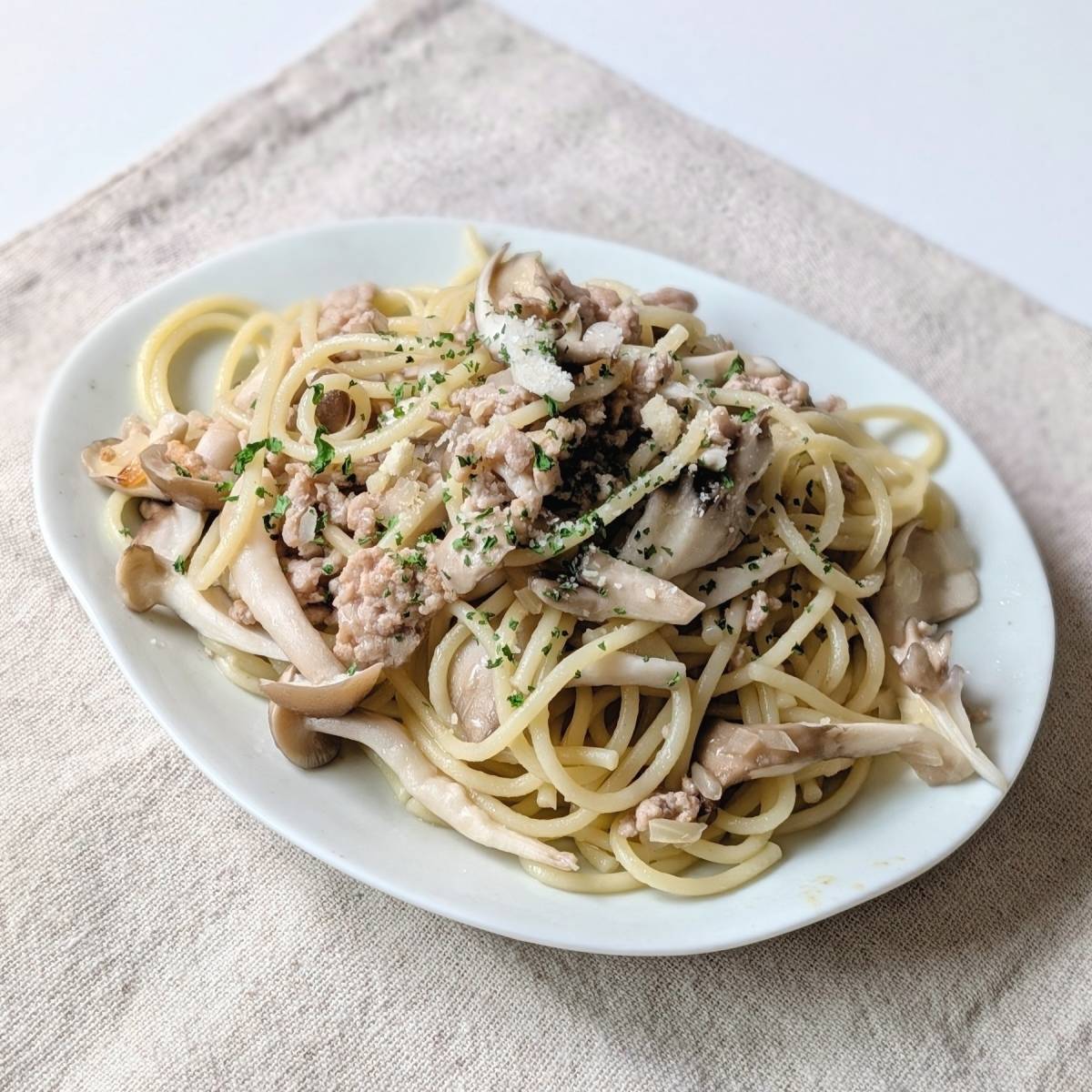 マ・マー公式の「合いびき肉ときのこの白いボロネーゼ」のレシピ