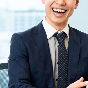 【占い師が語る】言葉で人を魅了する。「話が面白い人」が多い星座TOP5