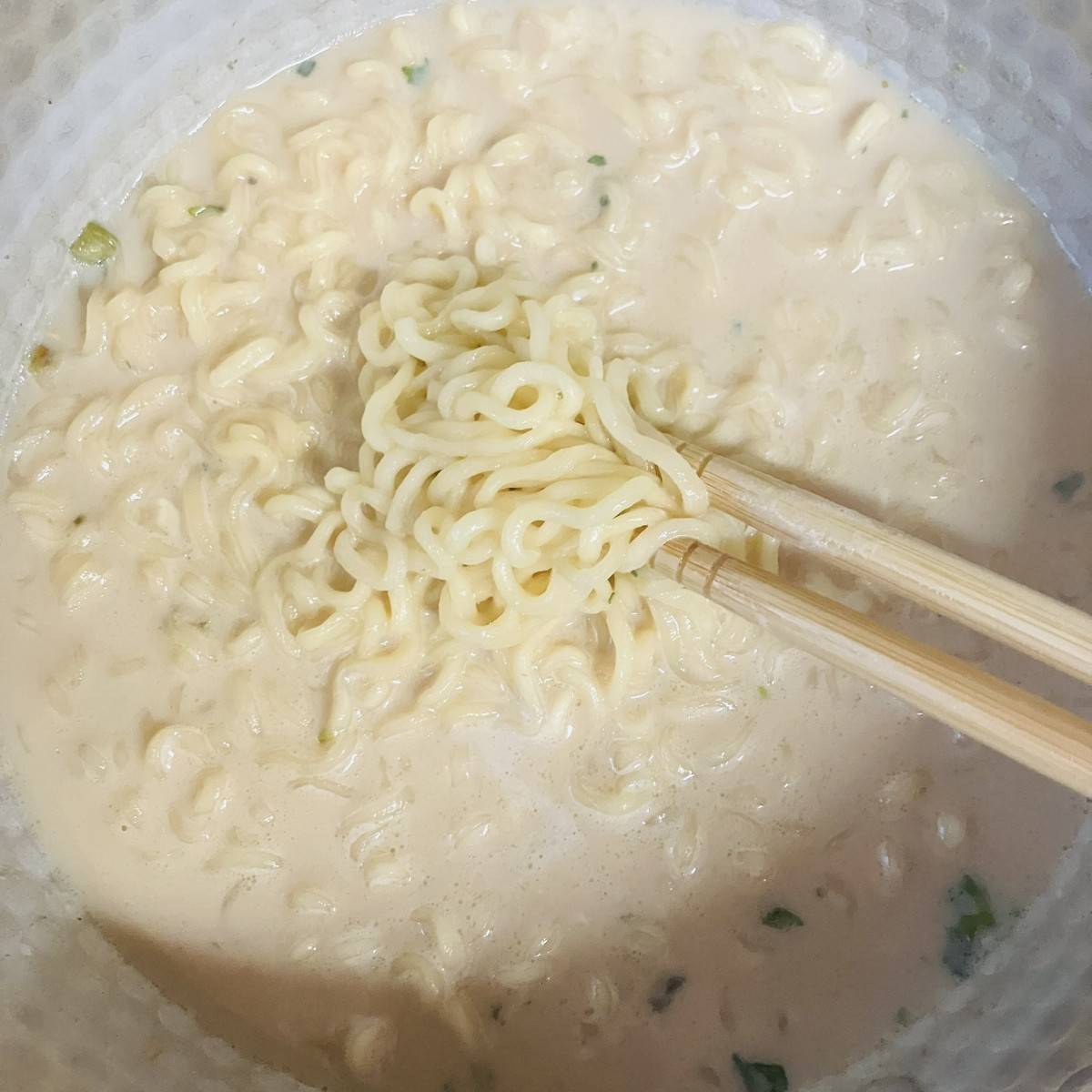 サッポロ一番公式の「【ホッカイドウ一番】バタチーミルクみそラーメン」のレシピ