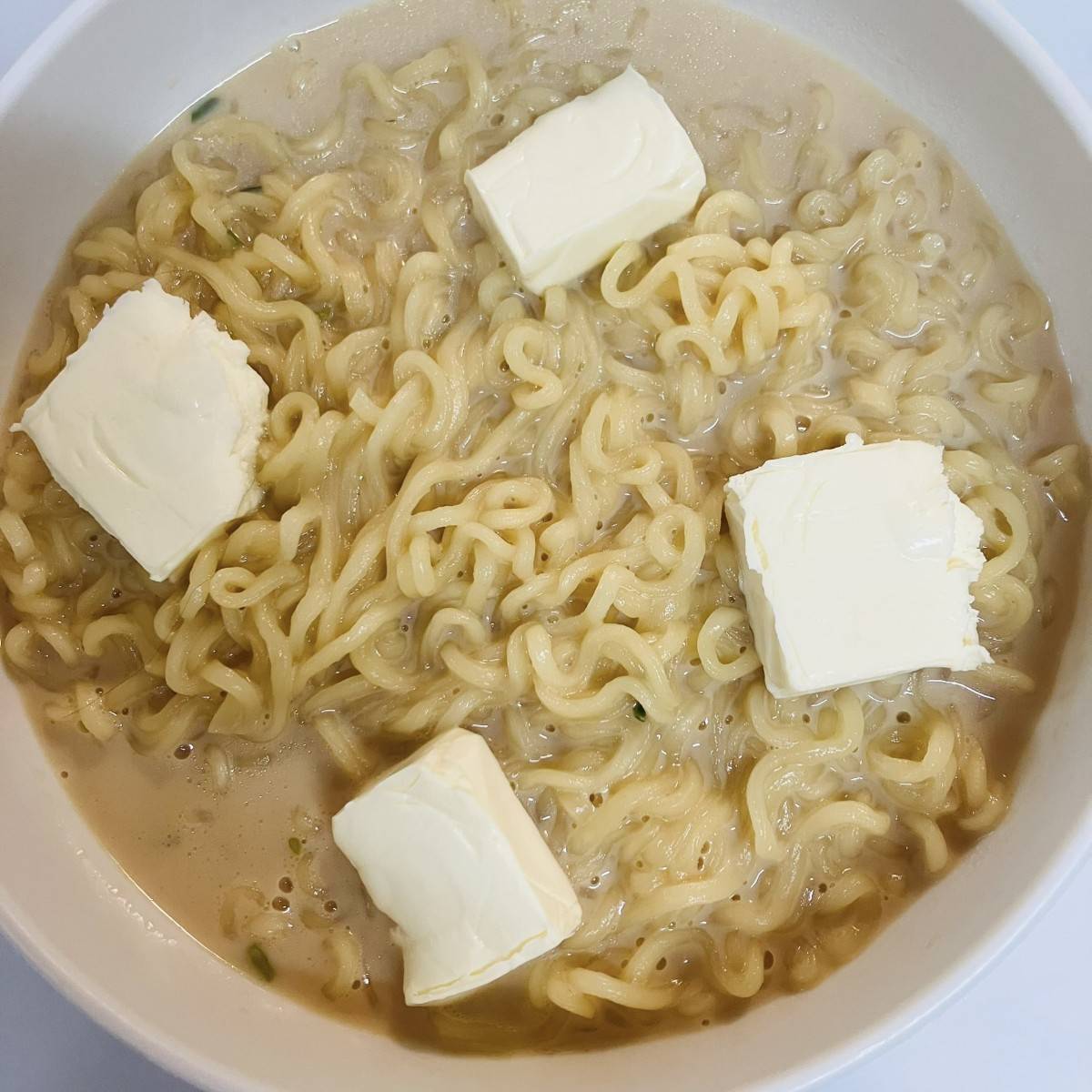 サッポロ一番公式の「【ホッカイドウ一番】バタチーミルクみそラーメン」のレシピ