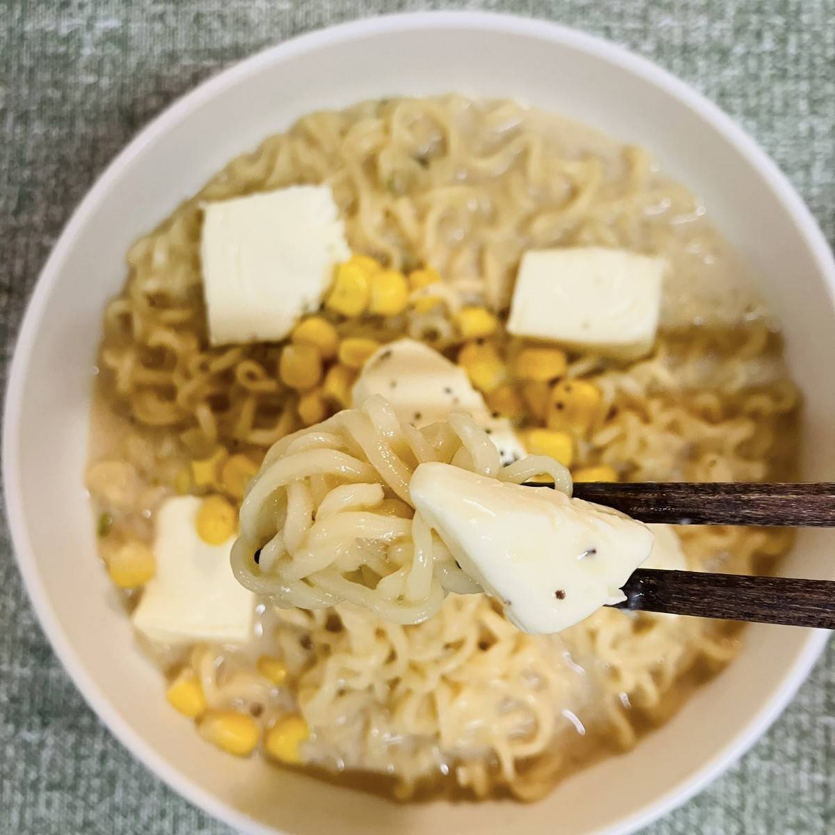 サッポロ一番公式の「【ホッカイドウ一番】バタチーミルクみそラーメン」のレシピ