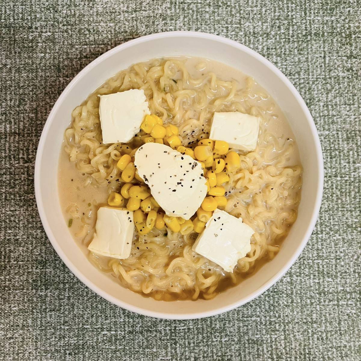サッポロ一番公式の「【ホッカイドウ一番】バタチーミルクみそラーメン」のレシピ