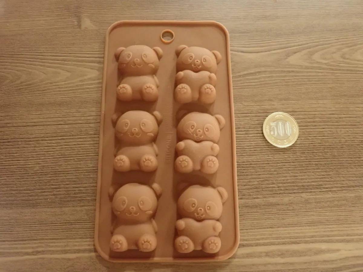 DAISO(ダイソー)：シリコーンチョコモールド(パンダ)