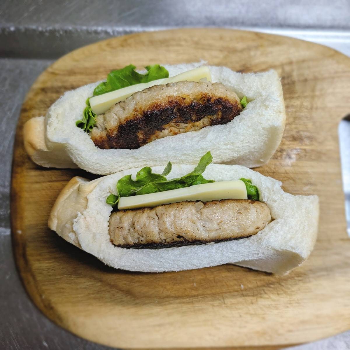 ヤマザキ公式の「チーズとハンバーグのふかふわよくばりサンド」のレシピ