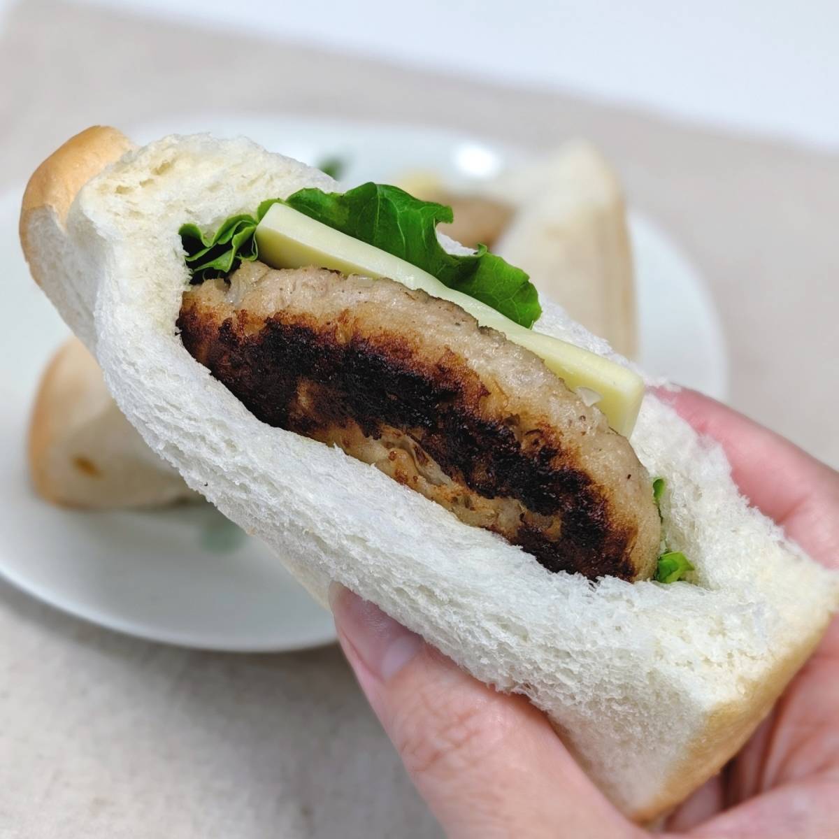 ヤマザキ公式の「チーズとハンバーグのふかふわよくばりサンド」のレシピ