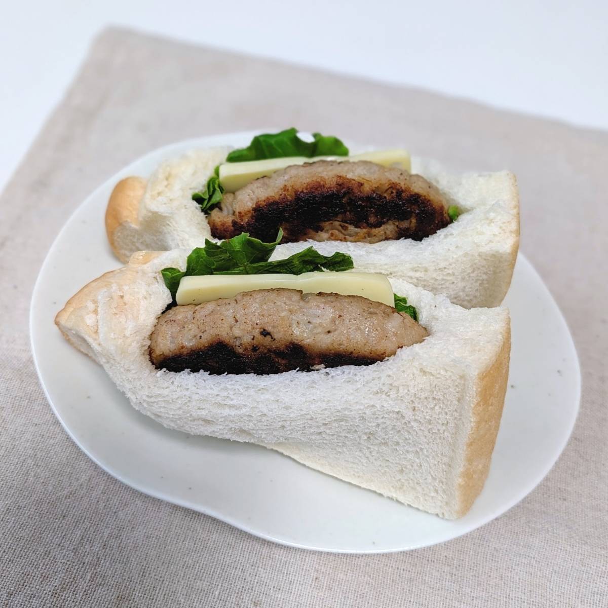 ヤマザキ公式の「チーズとハンバーグのふかふわよくばりサンド」のレシピ