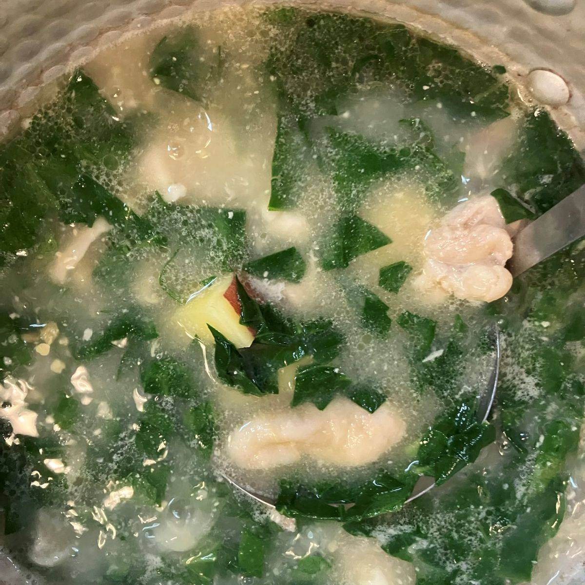 JAグループ公式の「里芋と鶏肉小松菜の味噌汁」のレシピ