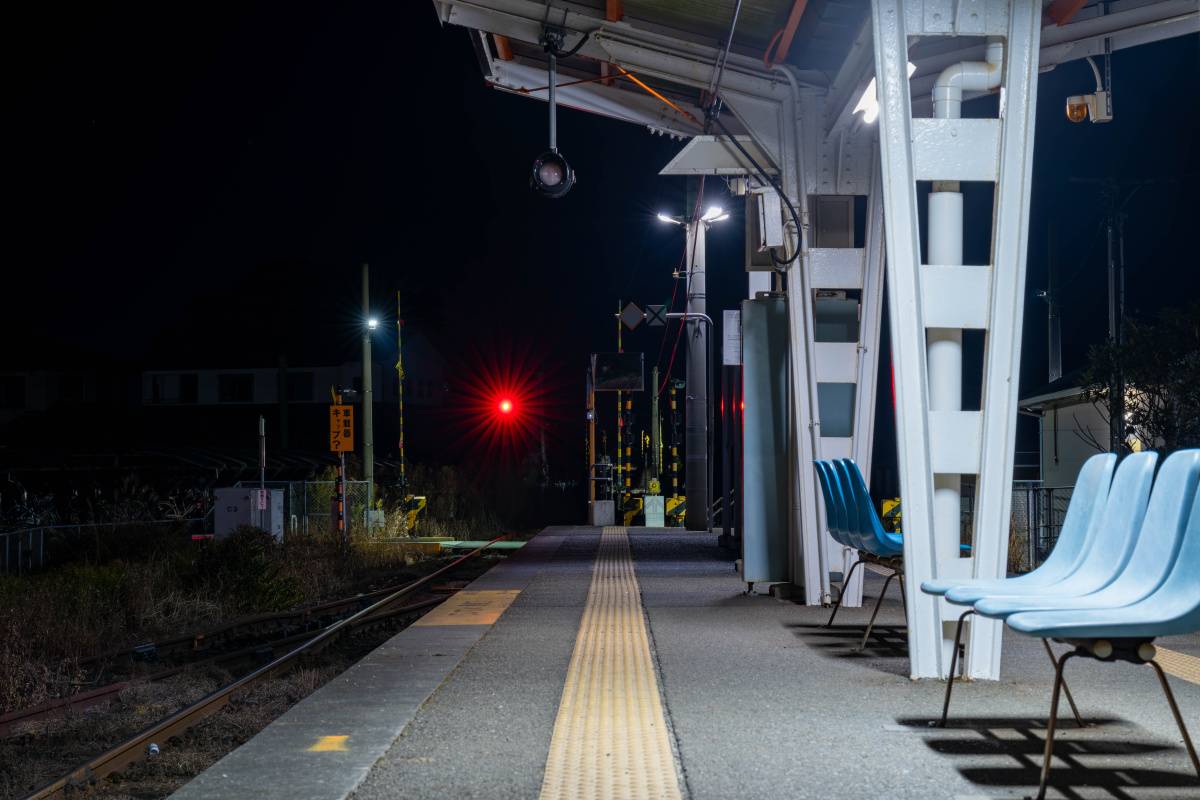 夜の駅のホーム