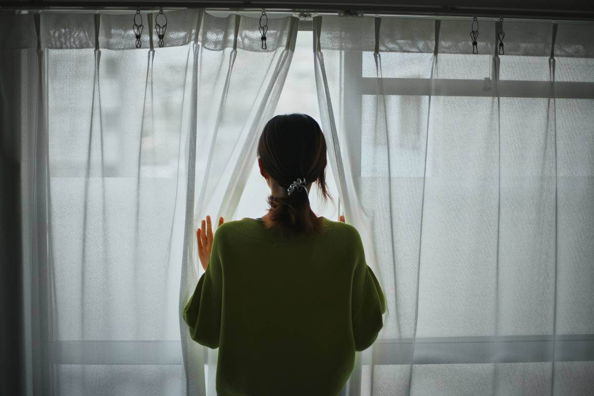 窓の外を見る女性