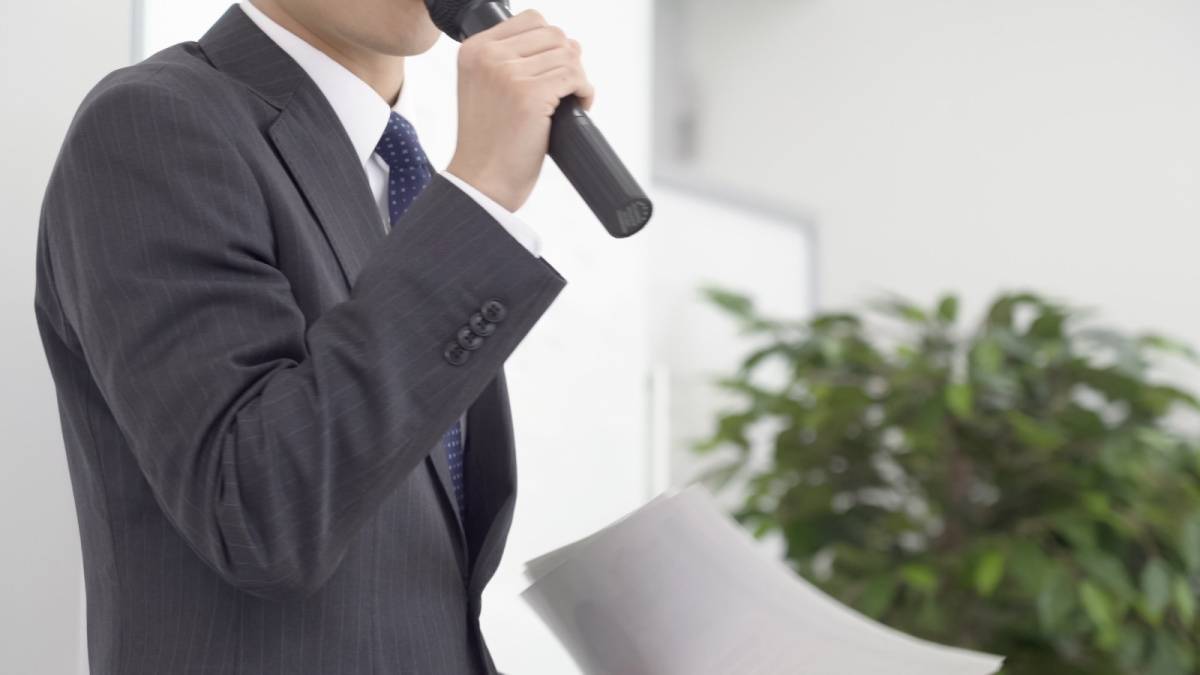 話す人