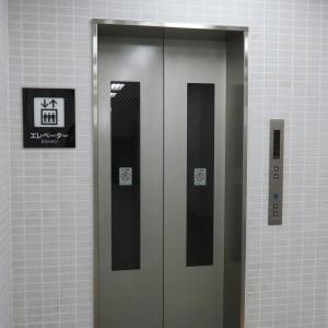 【ゾッとする怖い話】「さっき、扉が開いたんです」駅のエレベーターで起きた恐怖体験