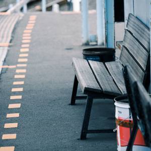 【ゾッとする怖い話】ある日、おかしなことに気づいたんです。駅のベンチで起きた恐怖体験