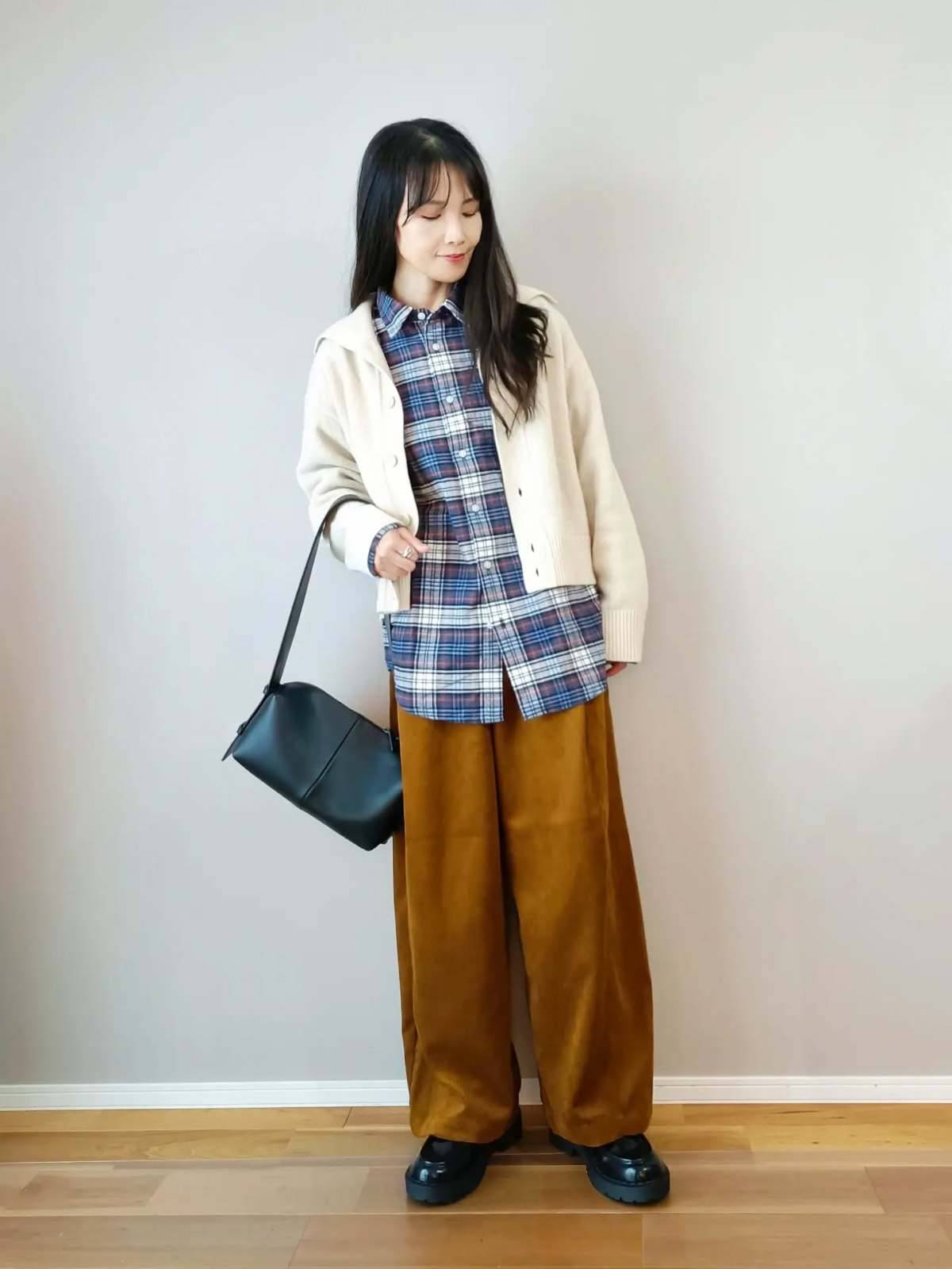 チェック柄シャツにカーディガンを羽織る！