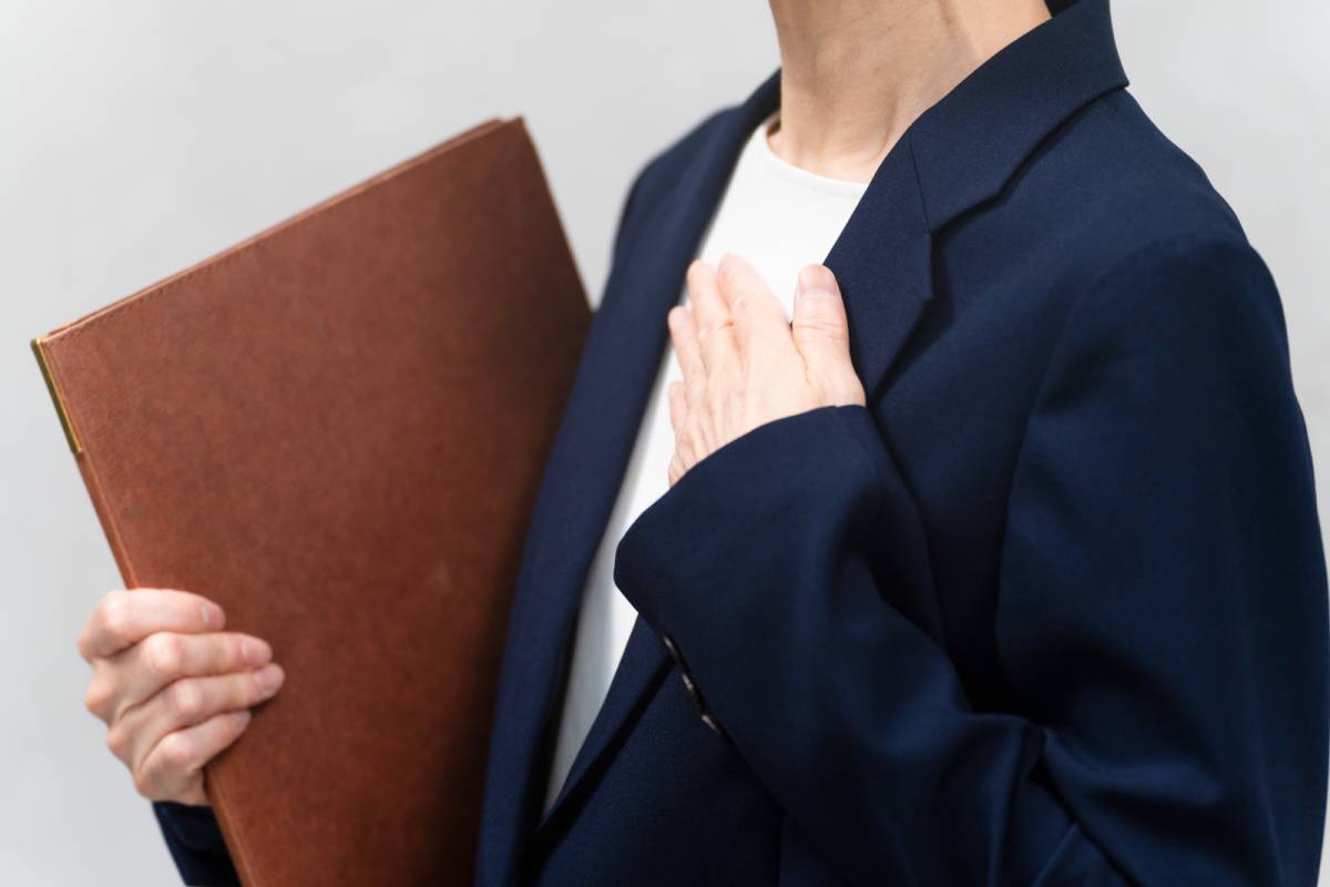 胸に手を置く人